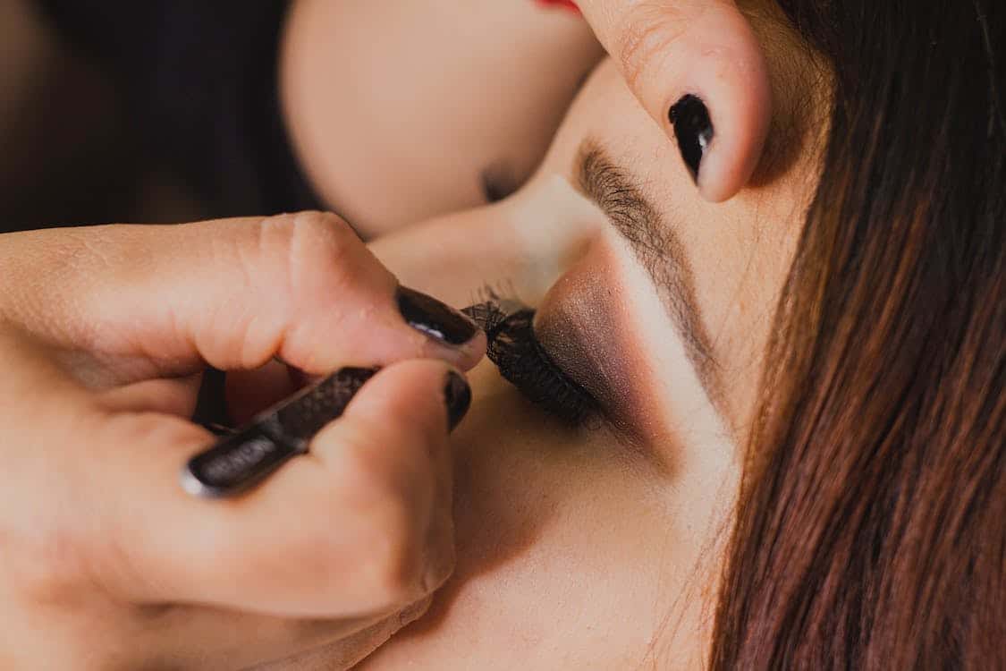 Quel matériel faut-il pour faire un rehaussement de cils ?