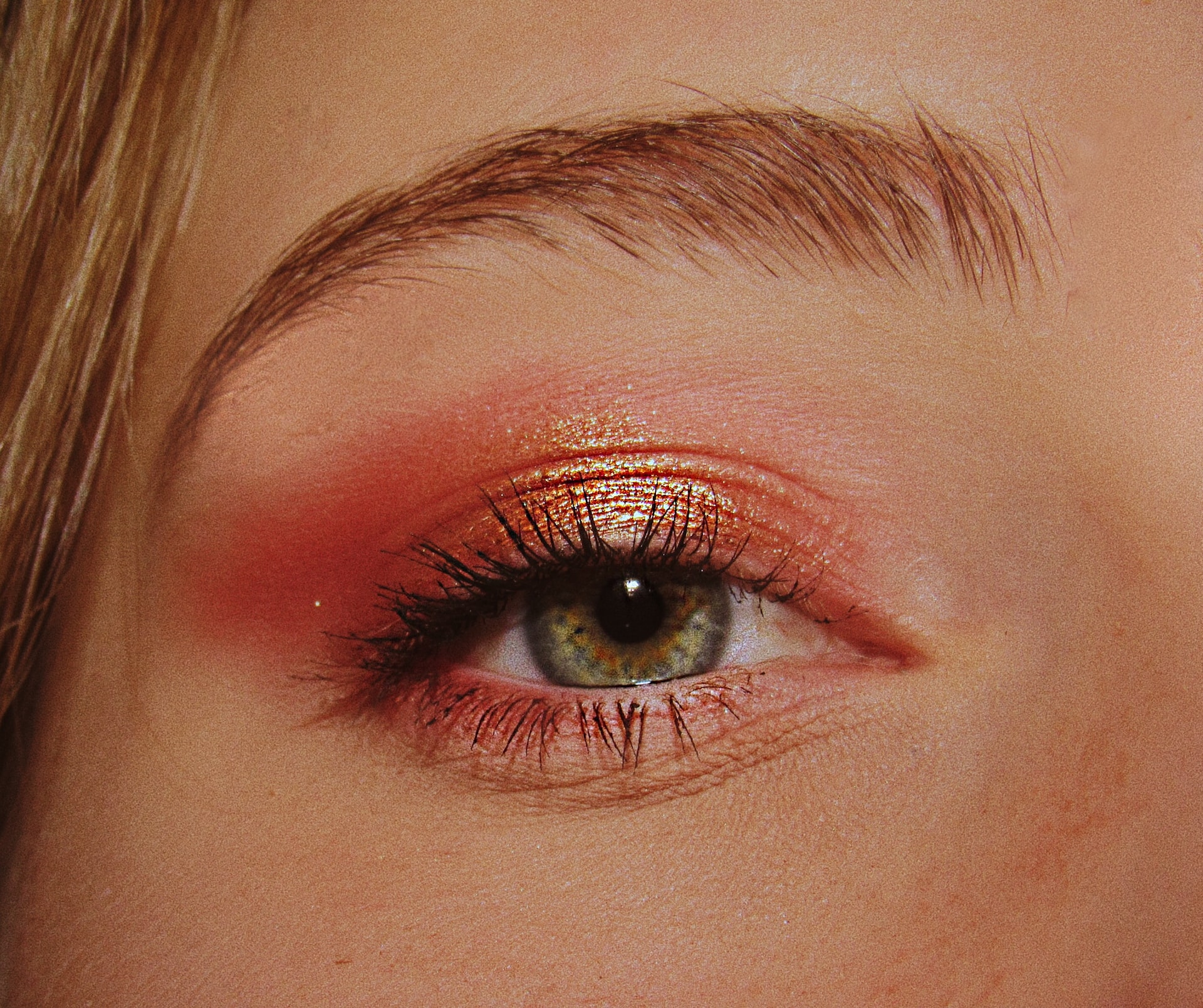 Comment réaliser un maquillage parfait pour les yeux tombants : astuces et conseils