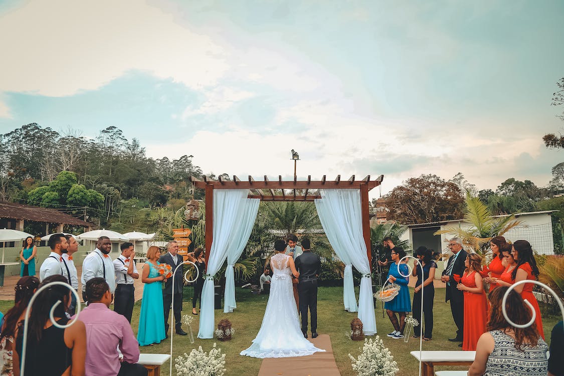 Comment choisir la robe parfaite pour la mère de la mariée en fonction du thème du mariage ?
