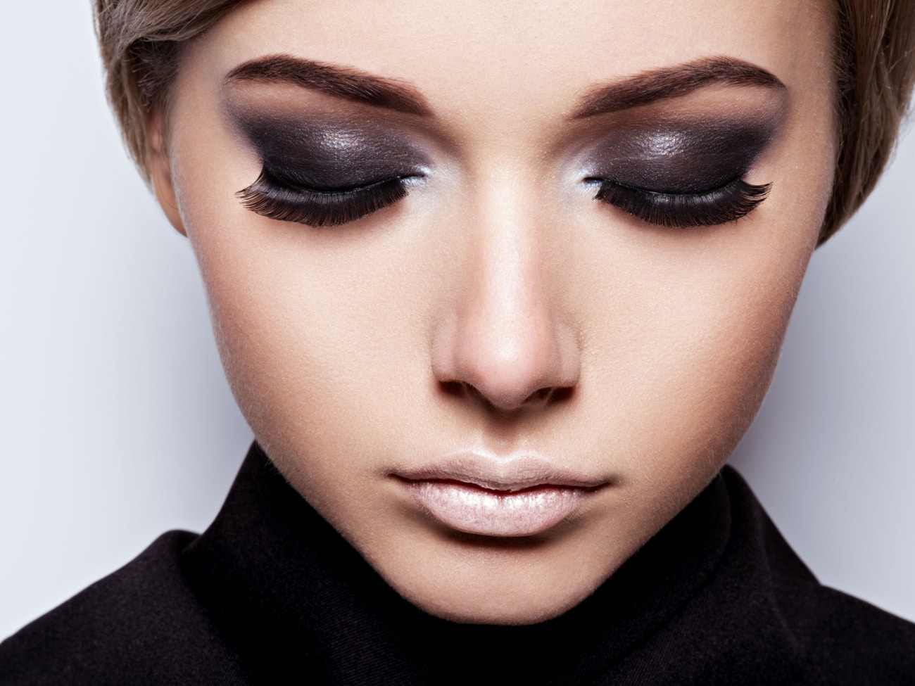Comment réussir son maquillage sur paupières tombantes : astuces et erreurs à éviter
