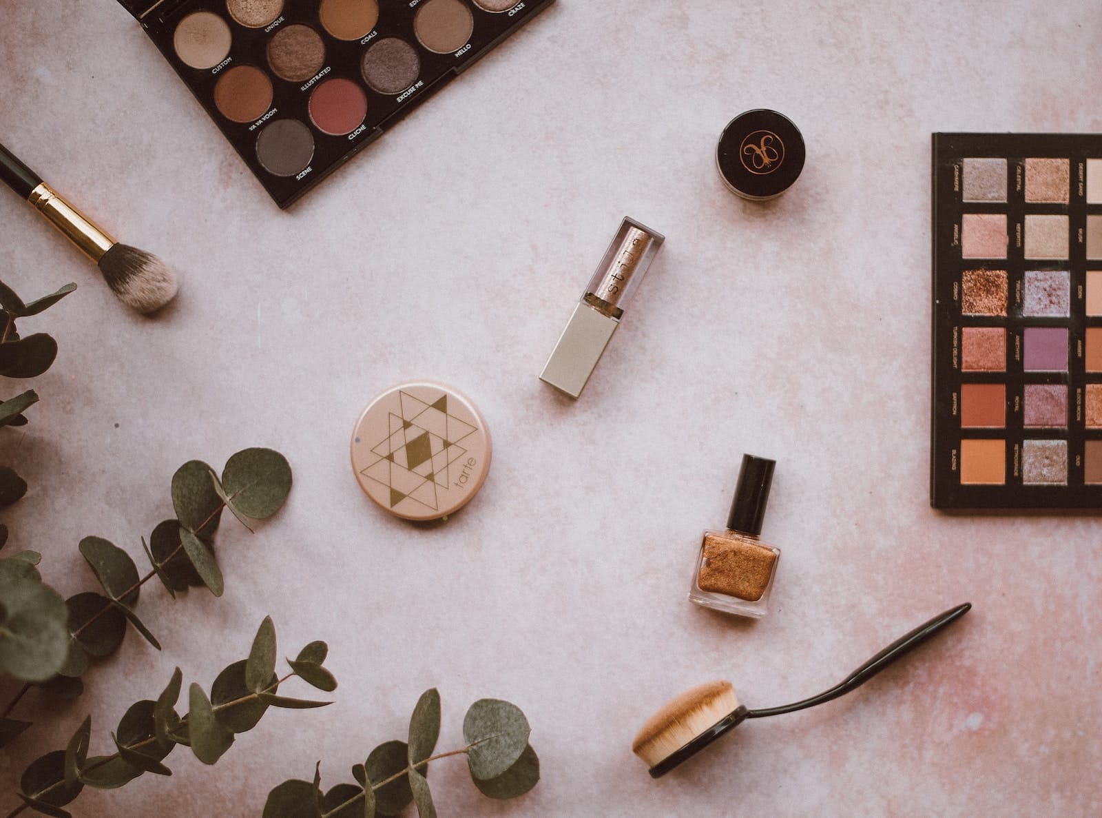 Améliorez la santé de votre peau avec les bienfaits des huiles essentielles : Guide complet d’utilisation