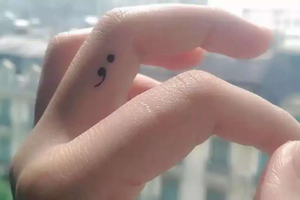 Tatouage point-virgule : que signifie-t-il&thinsp;?