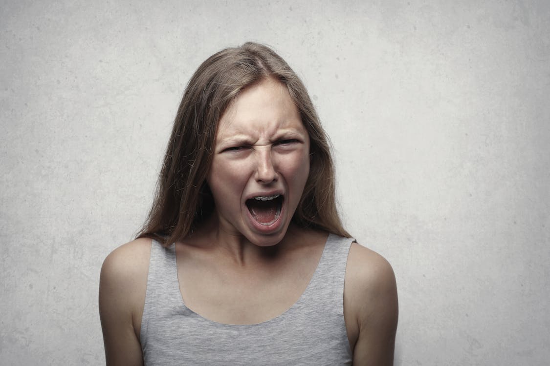 Les aphtes peuvent-ils être liés à des changements hormonaux ?