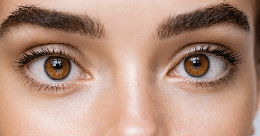 Yeux hazel : pourquoi la couleur hazel revient-elle en vogue dans les tendances maquillage 2025 ?