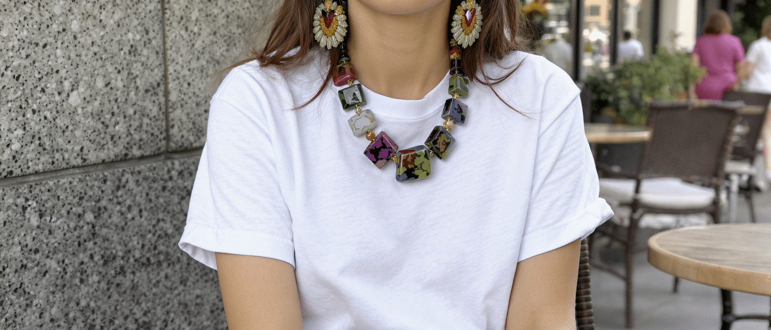 Bijoux fantaisie color&eacute;s et maxi : les accessoires incontournables pour sublimer votre t-shirt ce printemps