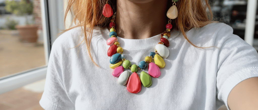 Bijoux fantaisie color&eacute;s et maxi : les accessoires incontournables pour sublimer votre t-shirt ce printemps