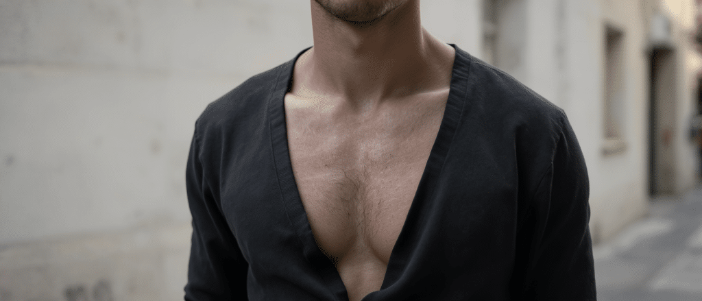 R&eacute;inventer les basiques : quand le d&eacute;collet&eacute; masculin sublime notre dressing avec sensualit&eacute;