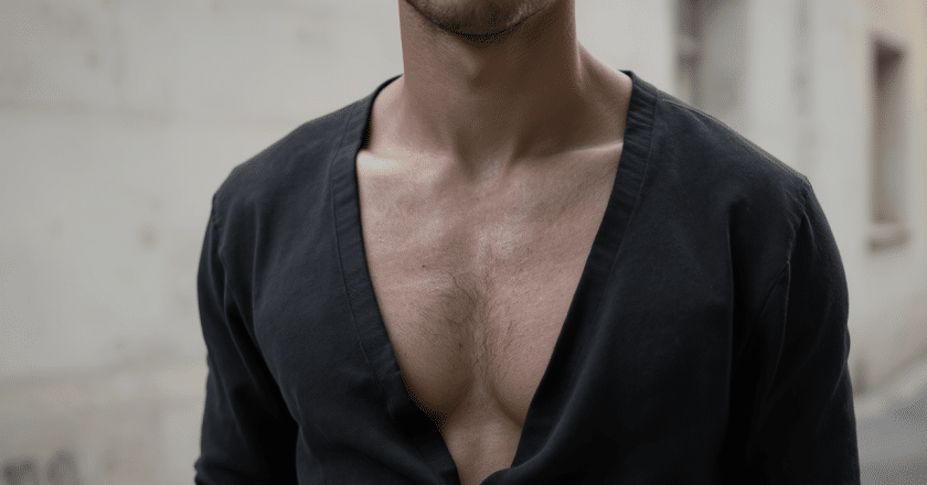 Réinventer les basiques : quand le décolleté masculin sublime notre dressing avec sensualité