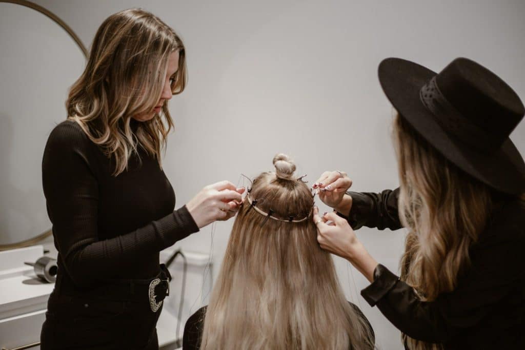 Bandes adh&eacute;sives cheveux : le guide expert pour une pose invisible et durable