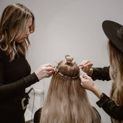 Bandes adhésives cheveux : le guide expert pour une pose invisible et durable