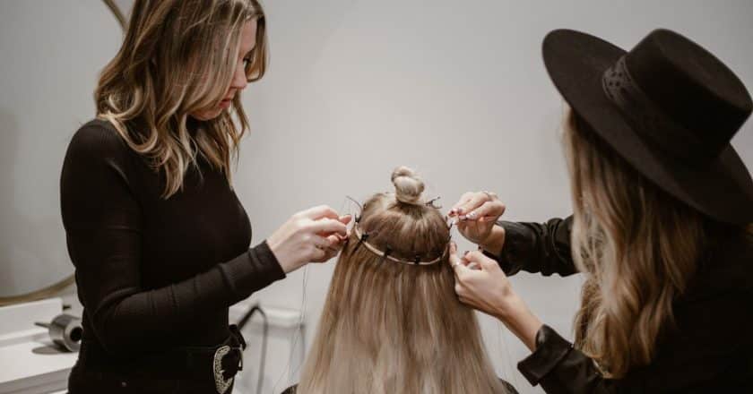 Bandes adhésives cheveux : le guide expert pour une pose invisible et durable
